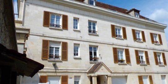STUDIO AVEC PARKING A PONT STE MAXENCE